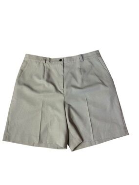 NWT Haggar for Her Pleated Bermuda Shorts Size 18 Micro-Check